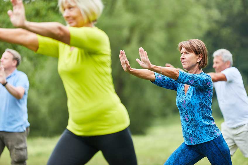 Personnes âgées faisant de l'exercice dans le parc