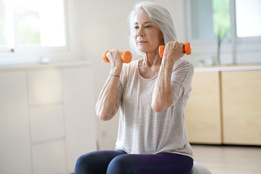 Femme âgée, faisant de l'exercice 