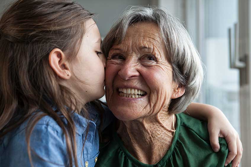 Patiente souffrant d'ostéoporose - Doris avec une petite fille