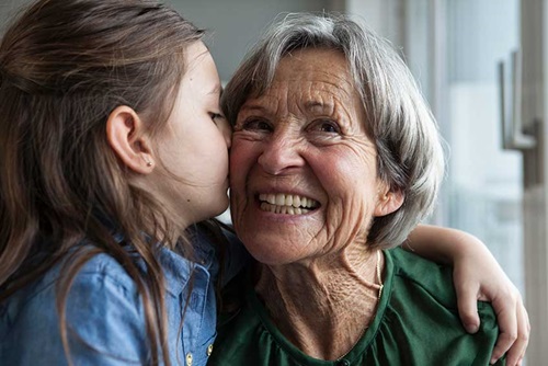 Patiente souffrant d'ostéoporose - Doris avec une petite fille