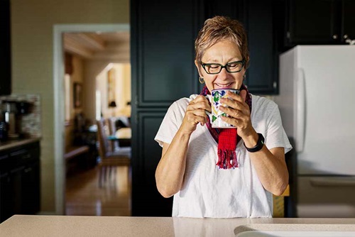 Patiente souffrant d'ostéoporose - Marie prenant un café à la maison