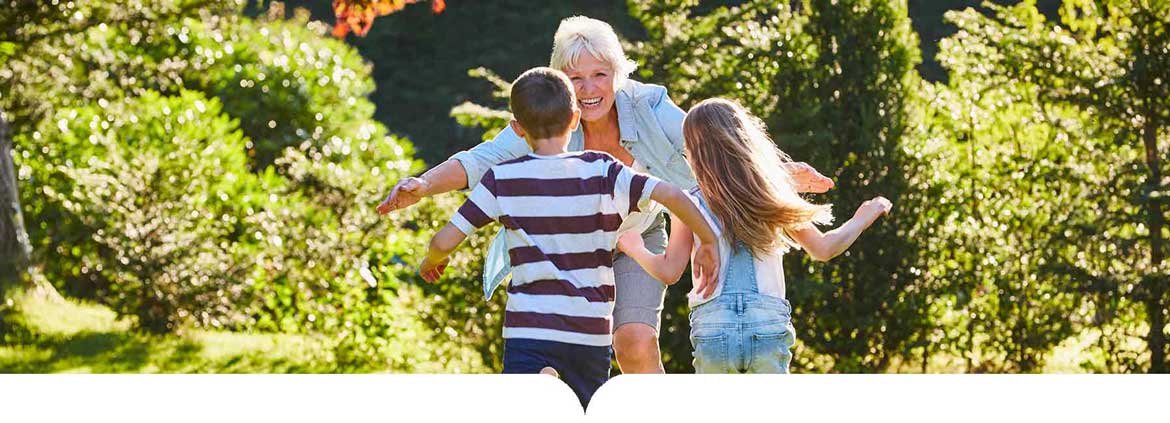 Patiente souffrant d'ostéoporose - Audrey jouant avec ses petits enfants dans le parc