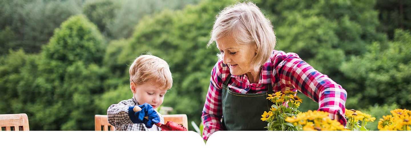 Patiente atteinte d'ostéoporose - Hélène fait du jardinage avec son petit-fils