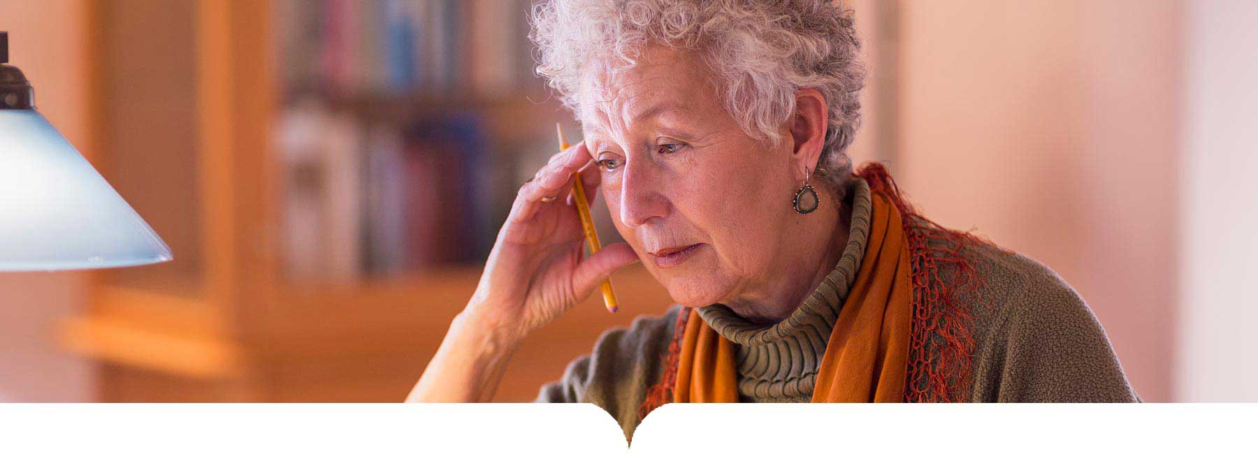 Patiente atteinte d'ostéoporose - Jeanne lisant
