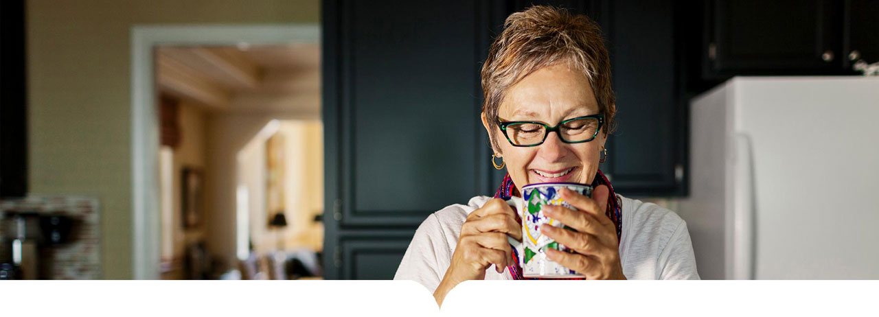 Patiente souffrant d'ostéoporose - Marie boit son café 