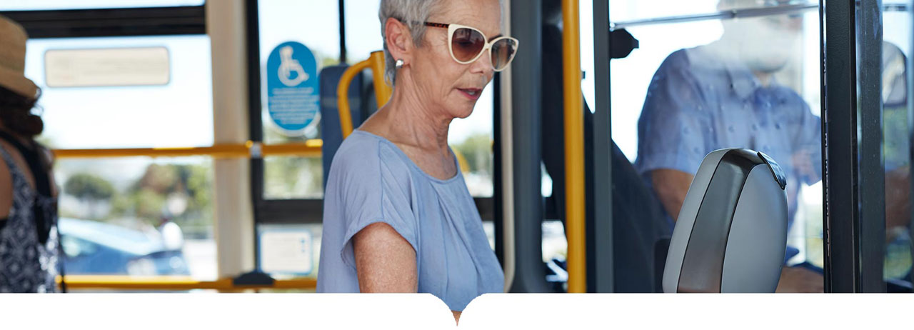 Patiente atteinte d'ostéoporose - Sarah dans un bus public